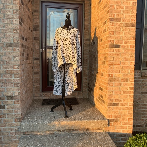 BLACK & WHITE ANIMAL PRINT RUFFLED DIP HEM BLOUSE - Picture 3 of 8